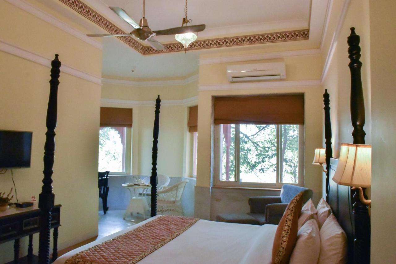 Umaid Palace - A Lakeside Heritage Palace Resort Near Jaipur Close To Bhangarh & Chand Baori Stepwell Abhaneri Dubbī 外观 照片