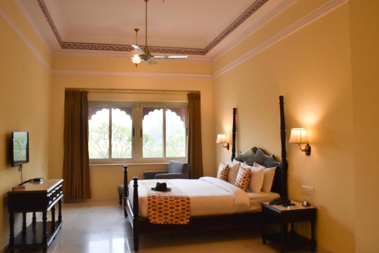 Umaid Palace - A Lakeside Heritage Palace Resort Near Jaipur Close To Bhangarh & Chand Baori Stepwell Abhaneri Dubbī 外观 照片