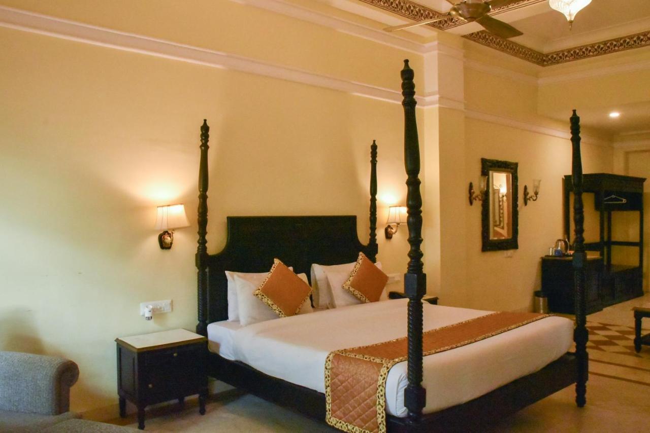 Umaid Palace - A Lakeside Heritage Palace Resort Near Jaipur Close To Bhangarh & Chand Baori Stepwell Abhaneri Dubbī 外观 照片