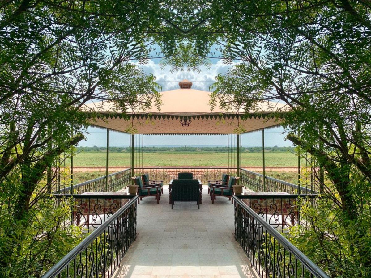 Umaid Palace - A Lakeside Heritage Palace Resort Near Jaipur Close To Bhangarh & Chand Baori Stepwell Abhaneri Dubbī 外观 照片