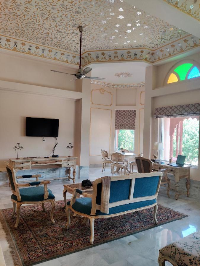 Umaid Palace - A Lakeside Heritage Palace Resort Near Jaipur Close To Bhangarh & Chand Baori Stepwell Abhaneri Dubbī 外观 照片