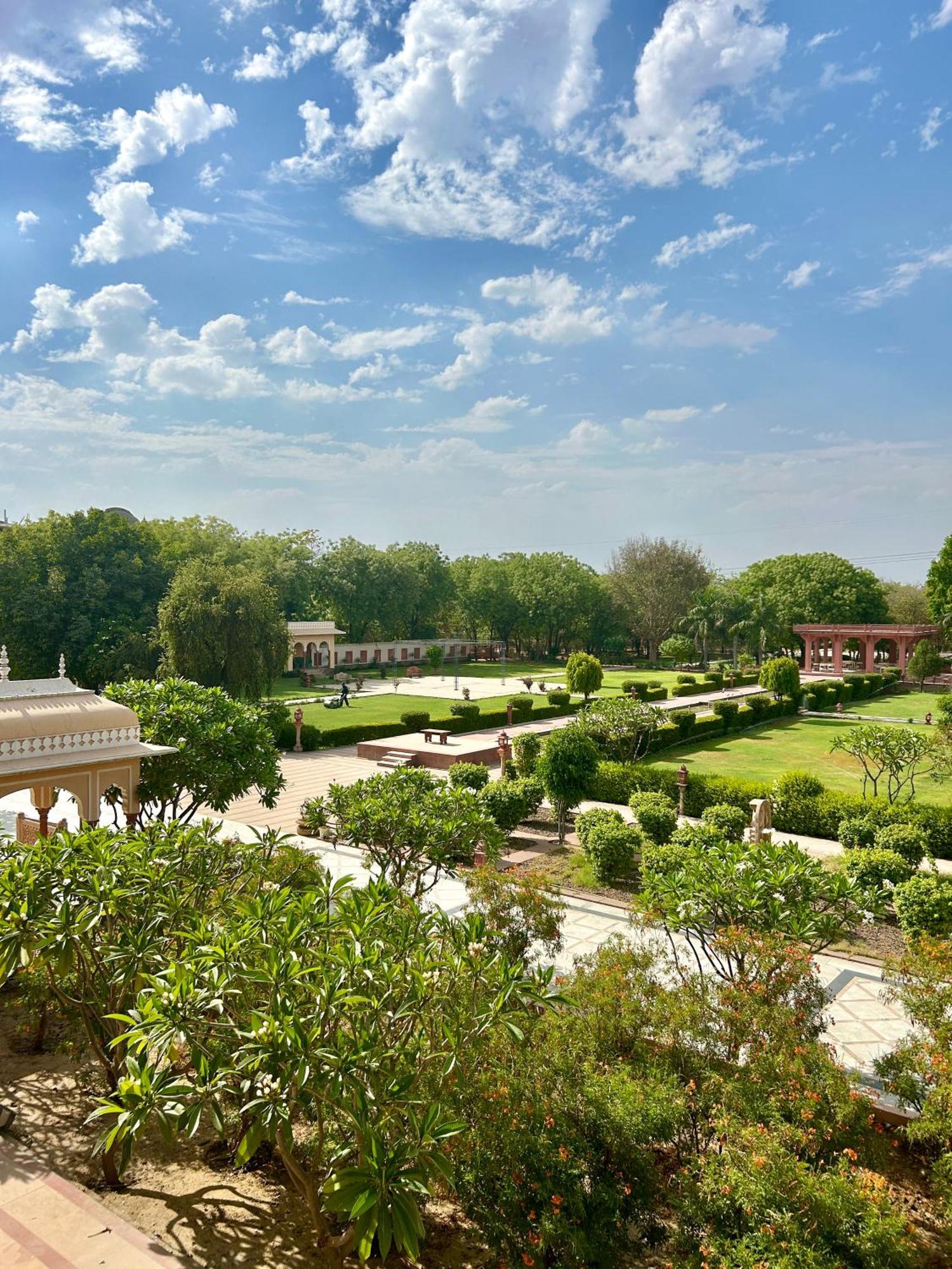 Umaid Palace - A Lakeside Heritage Palace Resort Near Jaipur Close To Bhangarh & Chand Baori Stepwell Abhaneri Dubbī 外观 照片