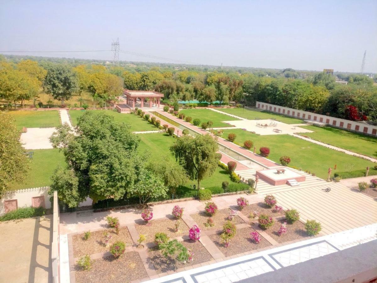 Umaid Palace - A Lakeside Heritage Palace Resort Near Jaipur Close To Bhangarh & Chand Baori Stepwell Abhaneri Dubbī 外观 照片