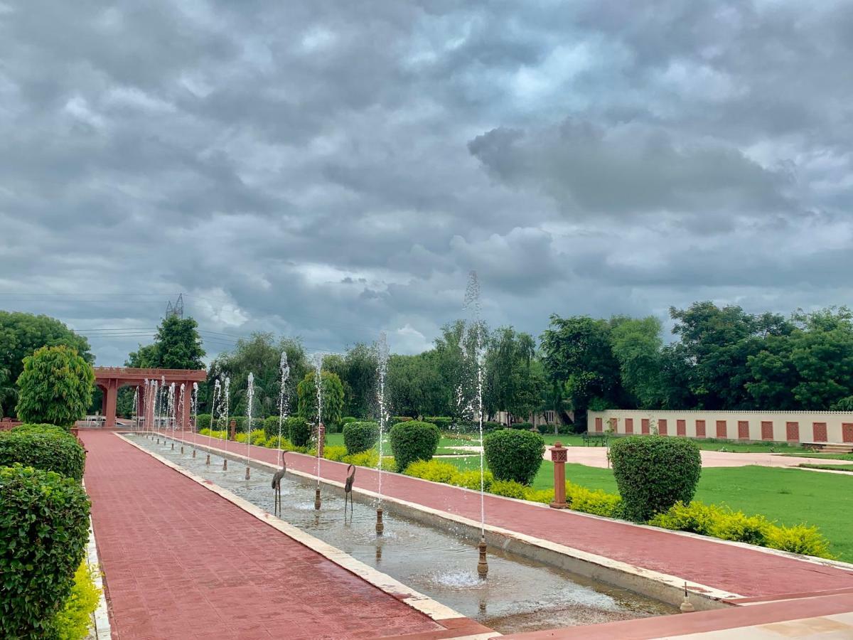 Umaid Palace - A Lakeside Heritage Palace Resort Near Jaipur Close To Bhangarh & Chand Baori Stepwell Abhaneri Dubbī 外观 照片